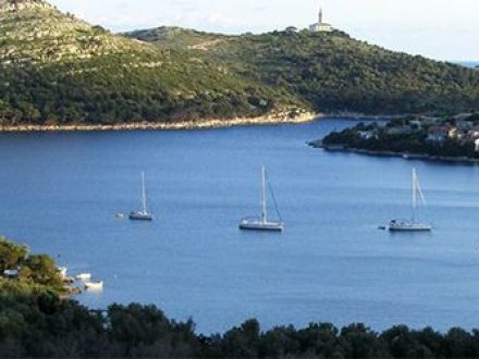 Skrivena Luka Lastovo Anchoring